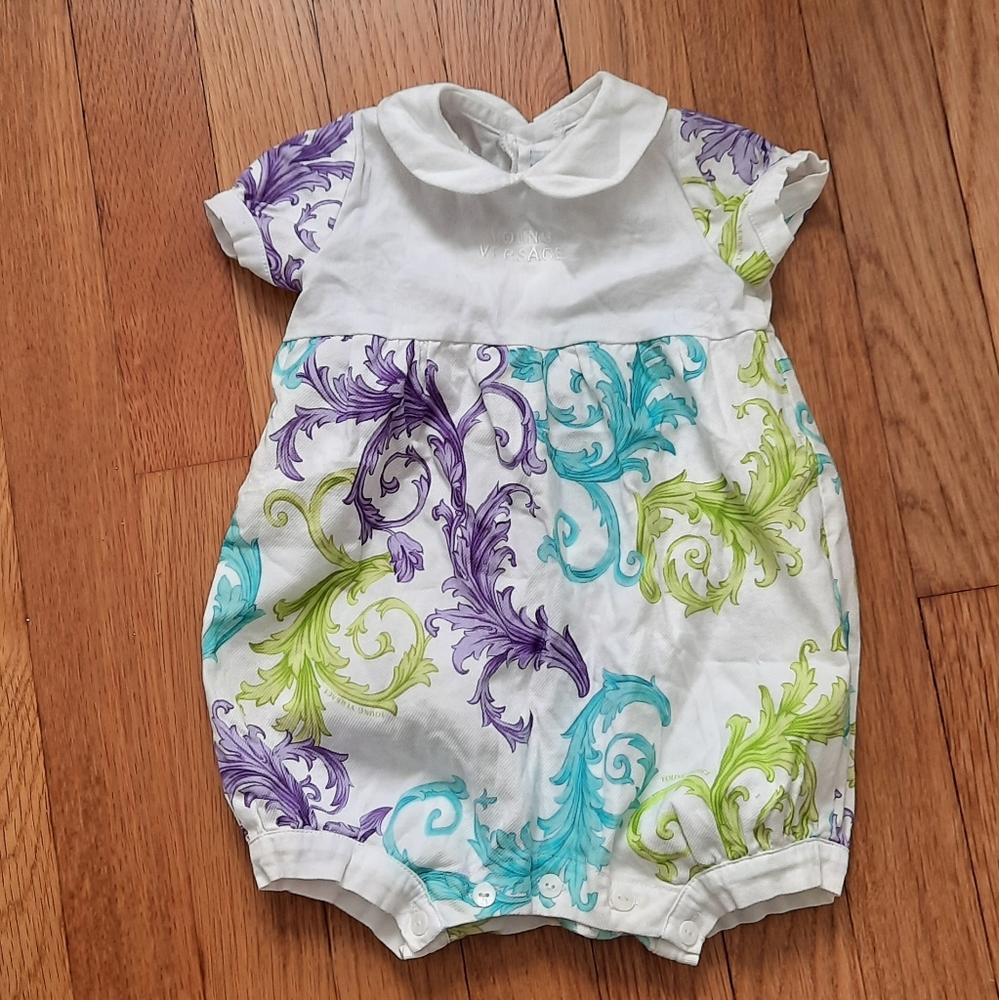 YOUNG VERSACE BAROQUE PRINT LOGO ROMPER